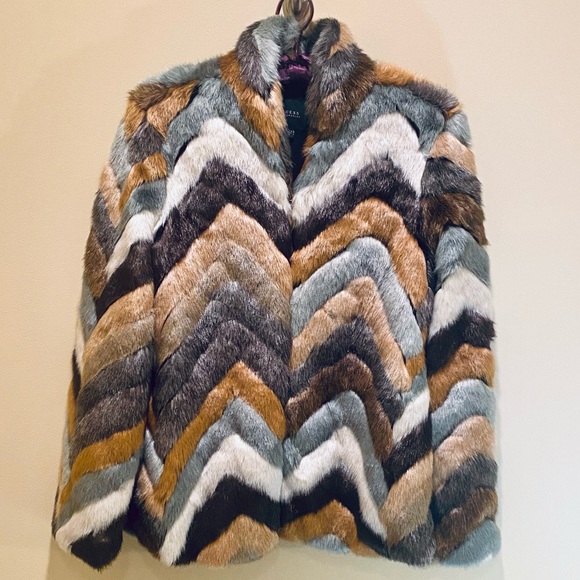 Guess Jackets & Blazers - 🌟HP🌟NWOT Guess Babita Faux Fur Chevron Coat XS